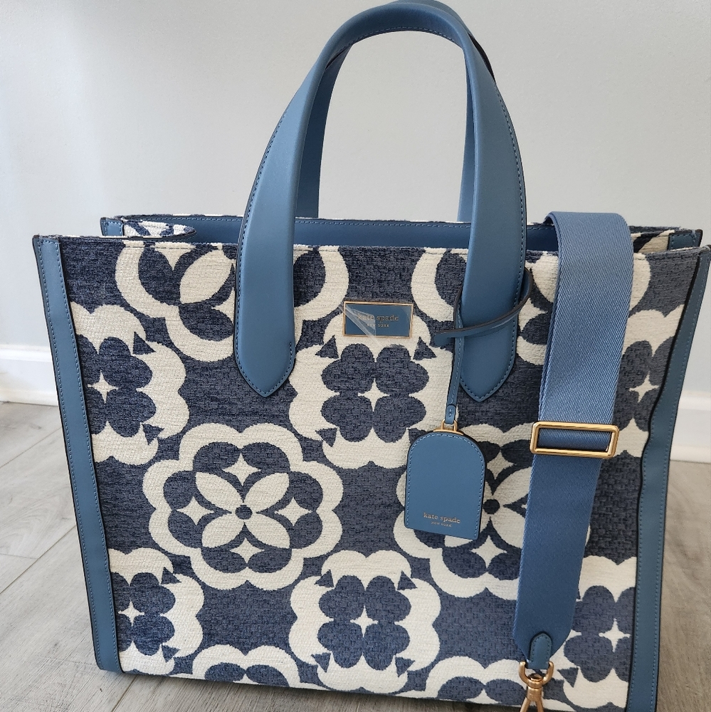 This large and spacious Kate Spade tote NWT is perfect for spring and summer!